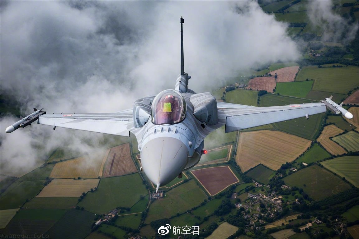 万全空对空拍摄的波兰空军F-16战斗机